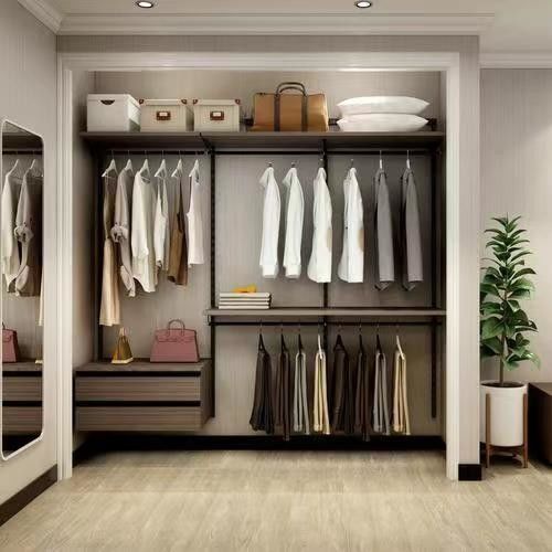 Elegante armario abierto de madera para diseño de interiores y organización de armarios